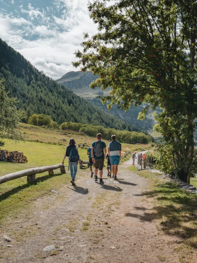 Balade dans le village entre amis en été à Val d'Isère