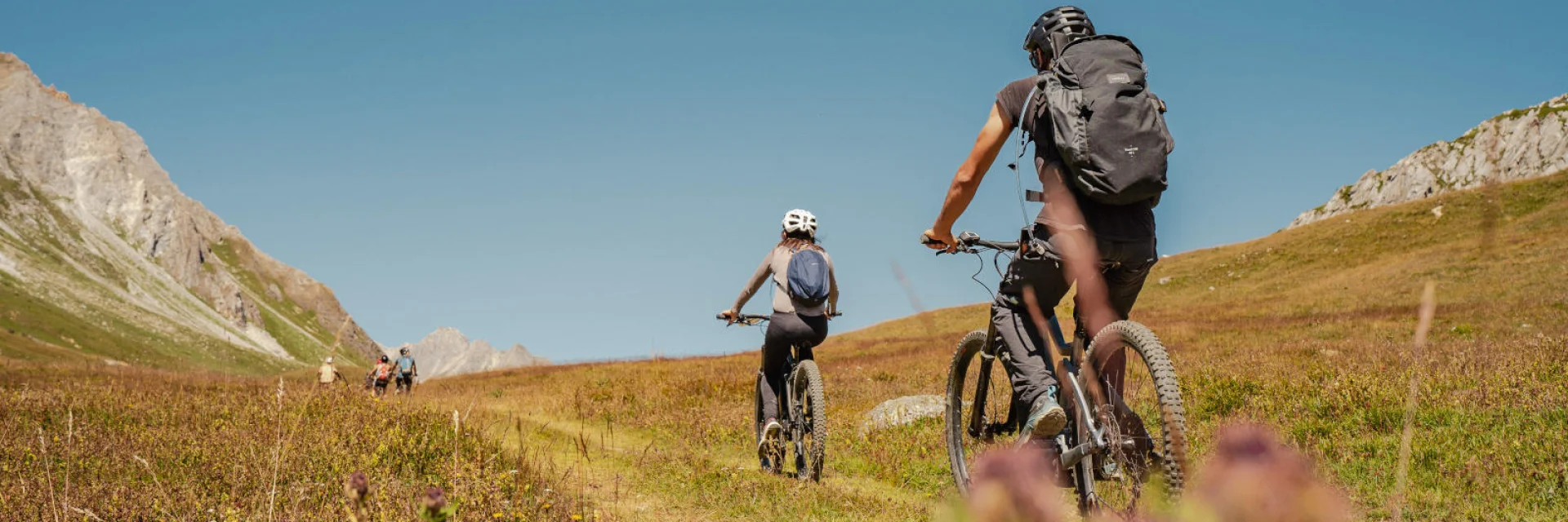 Deux personnes en VTT sur les pistes du Bike Park Tignes - Val d'Isère