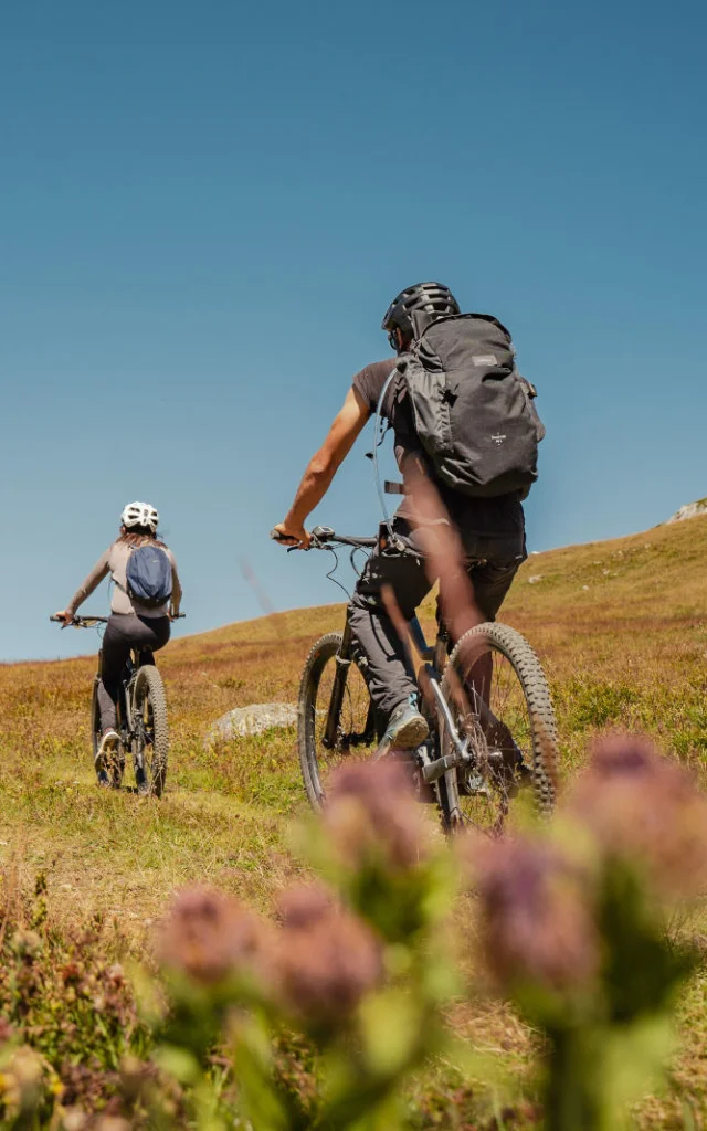 Deux personnes en VTT sur les pistes du Bike Park Tignes - Val d'Isère