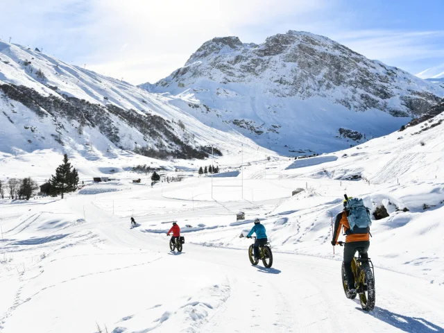 Three people on an electric Fatbike on the Manchet slopes in Val d'Isère