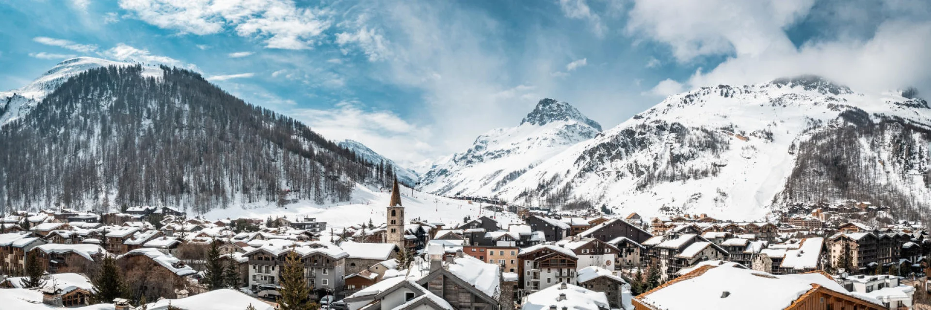 Magnifique vue du village de Val d'Isère en hiver sous le soleil