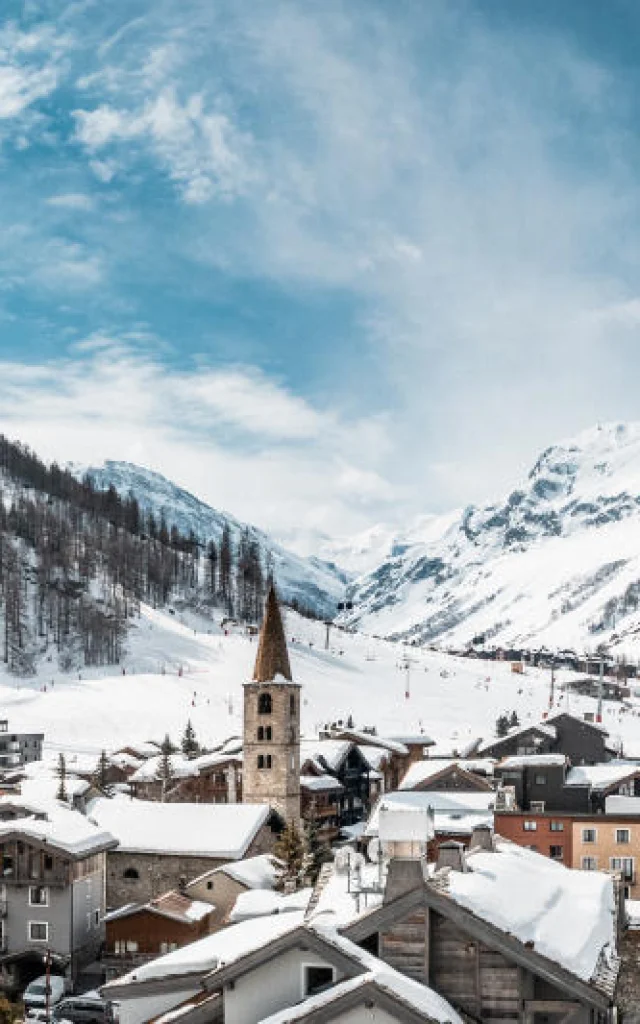 Magnifique vue du village de Val d'Isère en hiver sous le soleil