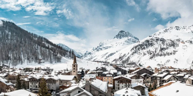 Magnifica vista del villaggio di Val d'Isère in inverno sotto il sole