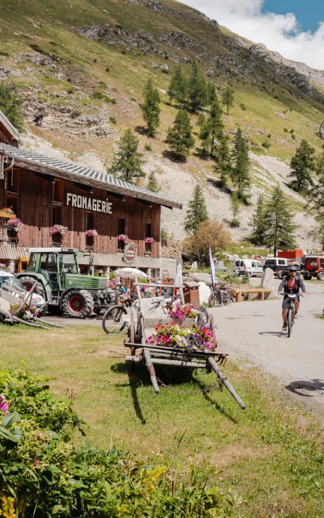 Vélo en été à Val d'Isère devant la ferme de l'Adroit