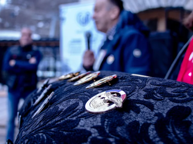 Le coussin qui présente nos différentes médailles pour nos fidèles du Club de Médaillés de Val d'Isère