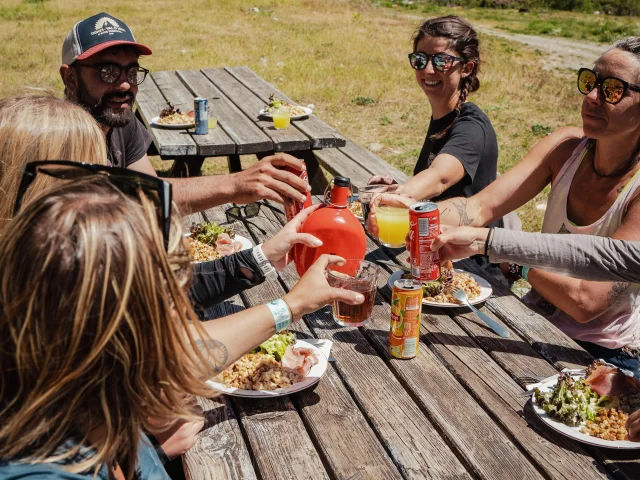 Gourmet loop, table with friends