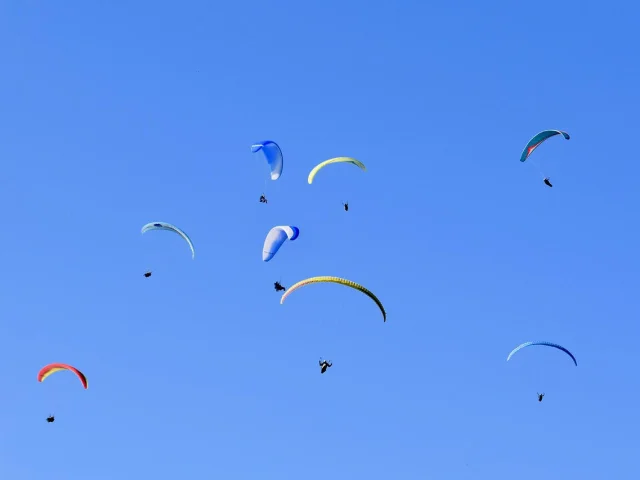 Groupe de parapentes dans le ciel