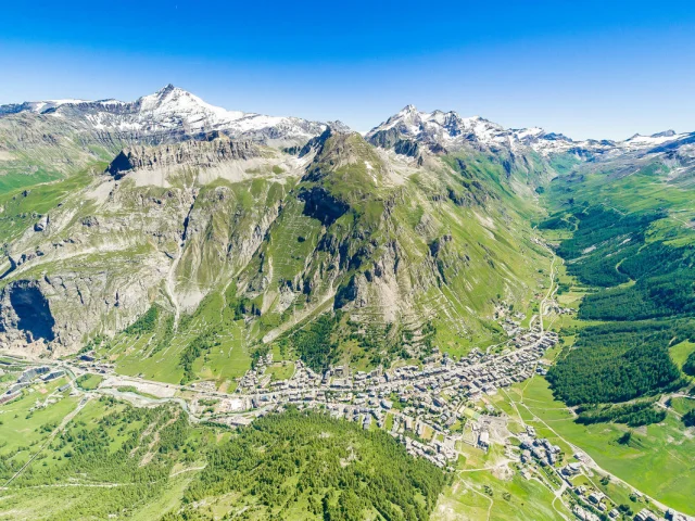 Vista aerea del villaggio di Val d'Isère in estate