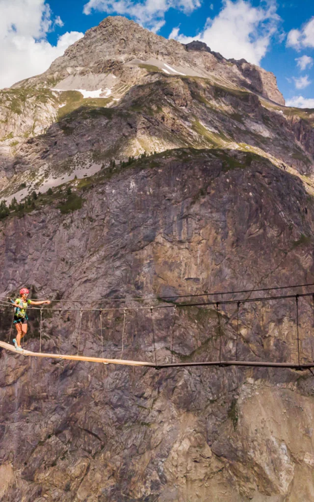 Passage d'un pont en via ferrata