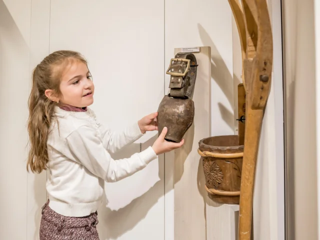 Petite fille avec une cloche au musée de Val
