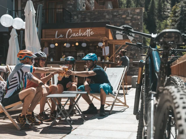 Petite bière en terrasse entre amis après une journée VTT