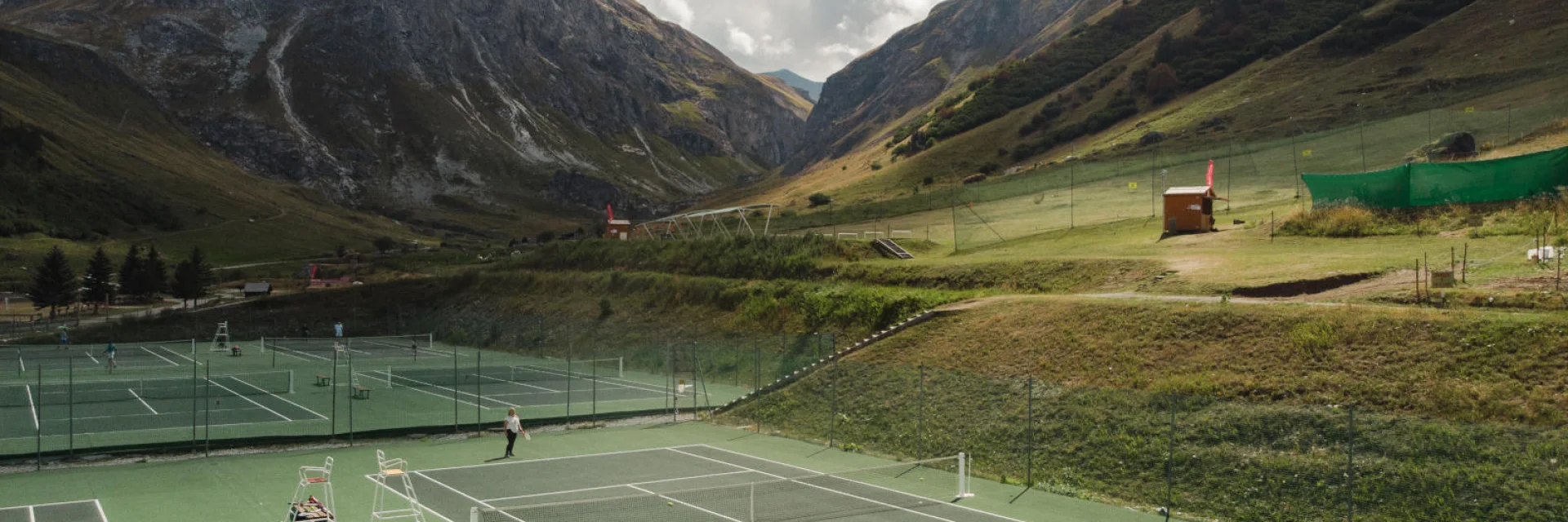 Terrains de tennis avec vue sur les montagnes en fond