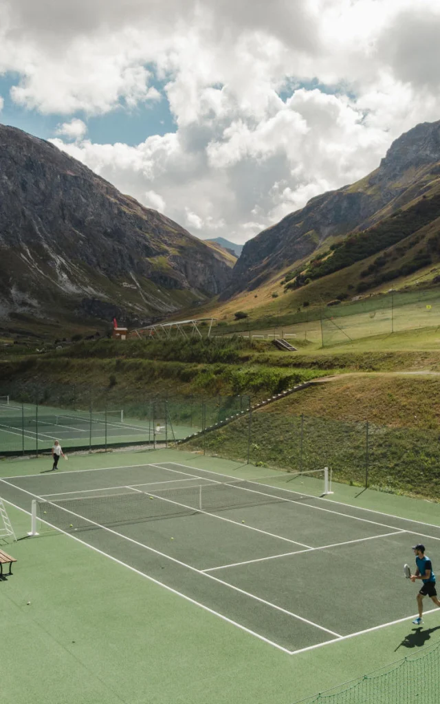 Terrains de tennis avec vue sur les montagnes en fond