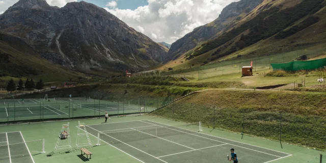 Terrains de tennis avec vue sur les montagnes en fond