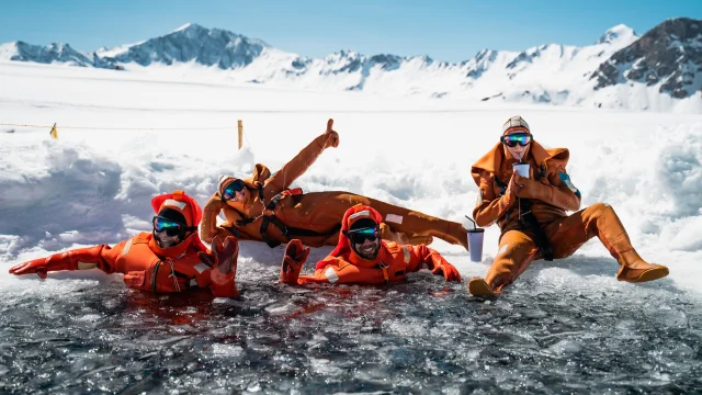 Divertimento con gli amici - galleggiamento sul ghiaccio