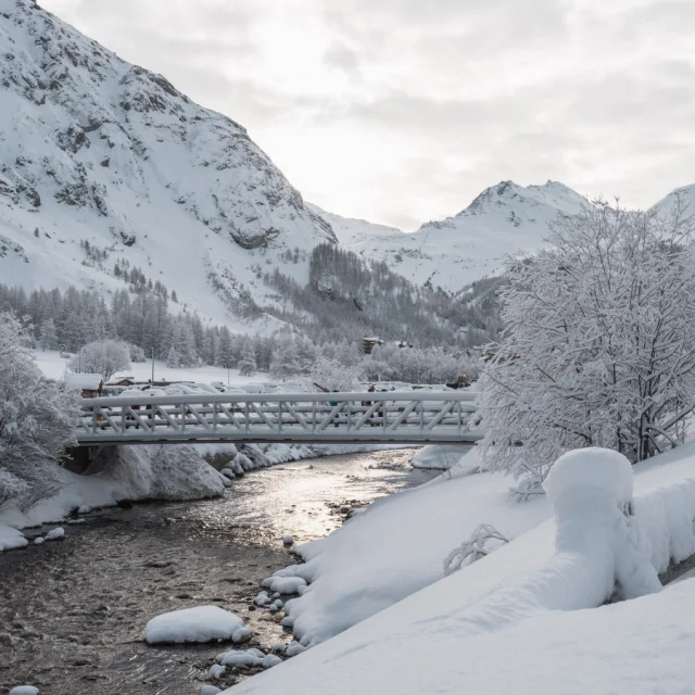 La Daille, river with bridge under the snow