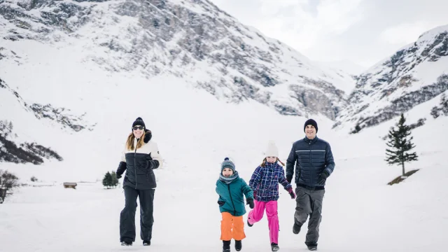 Famille qui court au Manchet dans la neige