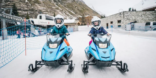 Mini motoneige avec deux enfants