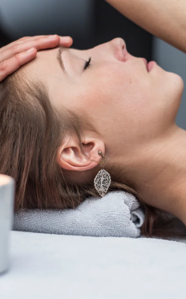 Espace Bien-Etre du Centre Aquasportif de Val d'Isère avec une personne qui reçoit un soin du visage relaxant