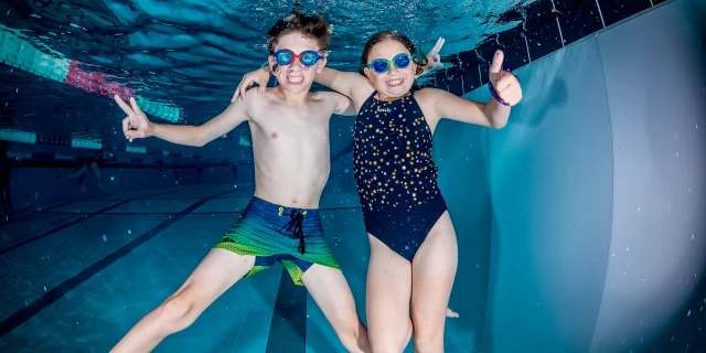 Enfants dans l'eau au Centre Aquasportif de Val d'Isère