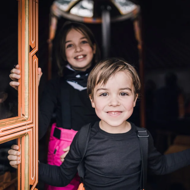 Enfants dans le yourte du restaurant Au bout du monde