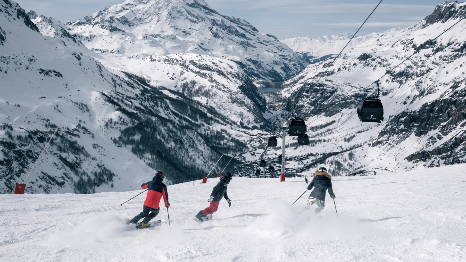 Ski sur la face de Bellevarde avec village en fond