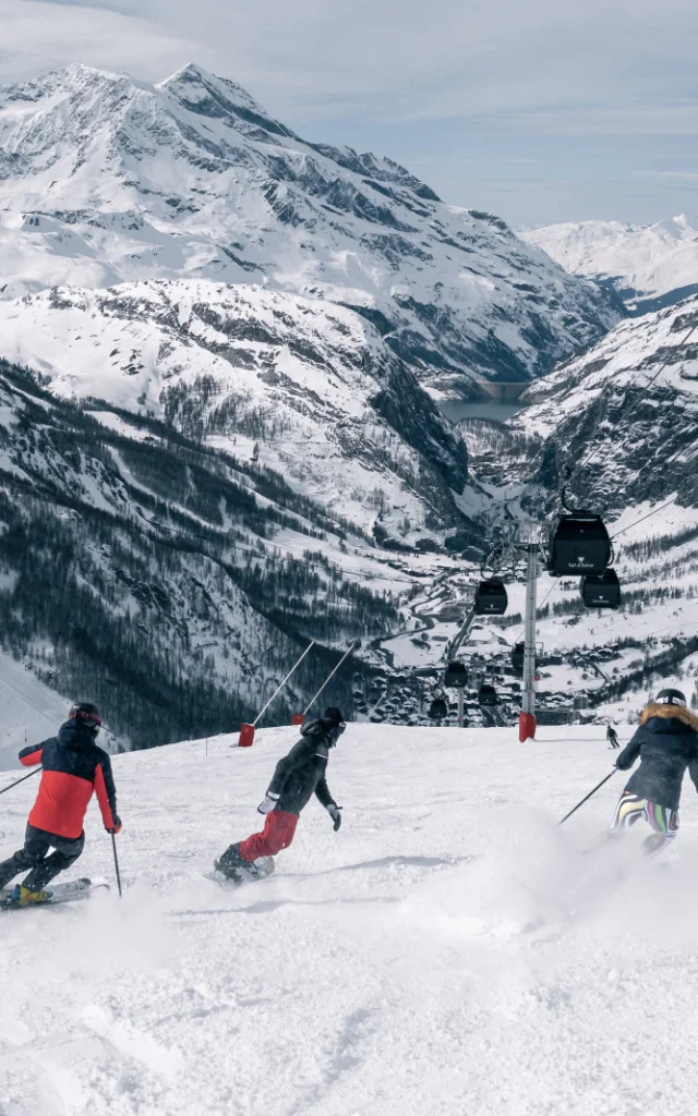 Ski sur la face de Bellevarde avec village en fond