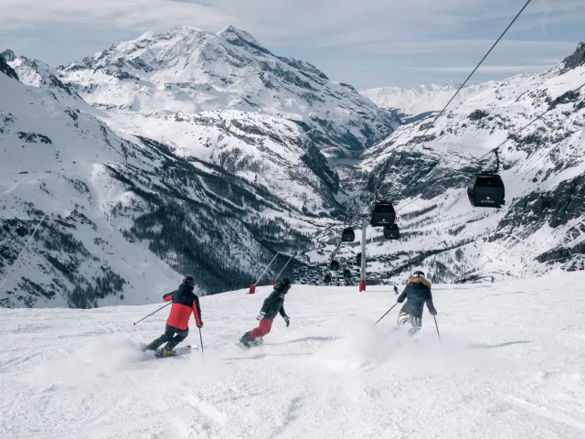 Ski sur la face de Bellevarde avec village en fond