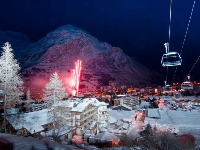 Fuochi d'artificio nel villaggio in inverno