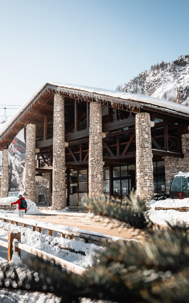 Extérieur en hiver du Centre de Congrès de Val d'Isère