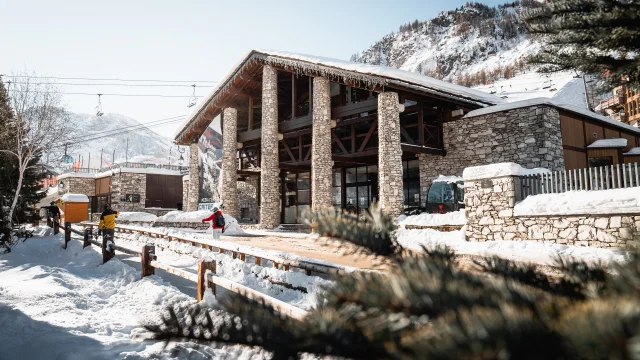 Extérieur en hiver du Centre de Congrès de Val d'Isère