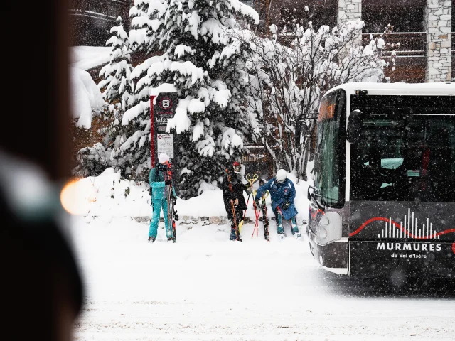 Bus / Val d'Isère free shuttle in winter with skiers