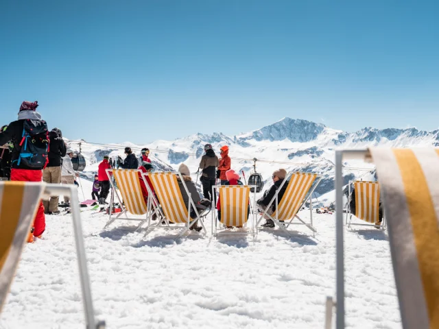 Les Transat en plein soleil au refuge de Solaise