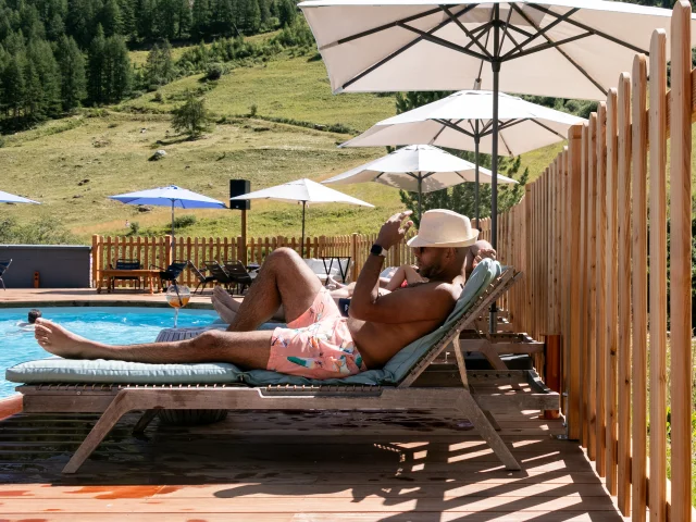 Bronzage à la piscine du Relais