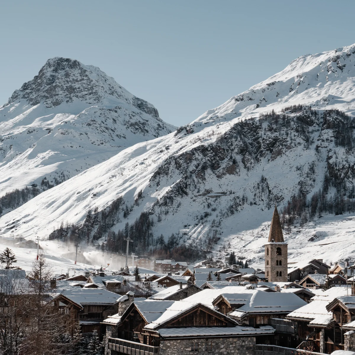 Vue en hauteur du village de Val d'Isère sous la neige en hiver