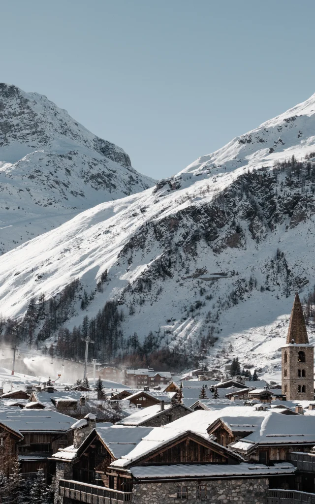 Vue en hauteur du village de Val d'Isère sous la neige en hiver