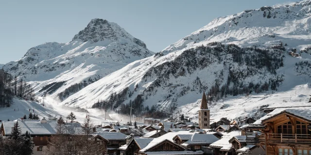 Vista aerea del villaggio di Val d'Isère sotto la neve invernale