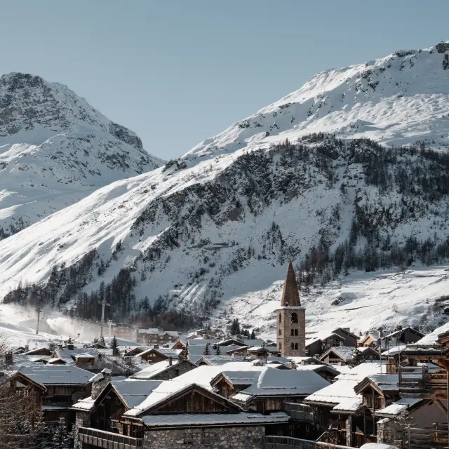 Vue en hauteur du village de Val d'Isère sous la neige en hiver