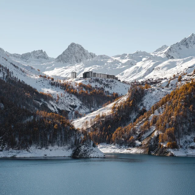 Lac du chevril avec Tignes en fond