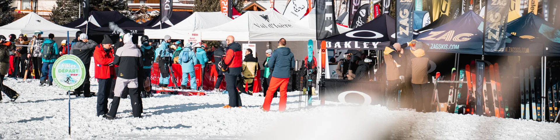 Le village de marque pendant le week-end Premières Traces à Val d'Isère en hiver