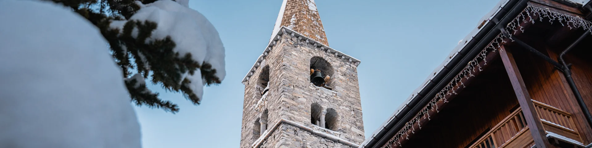 La chiesa di Val d'Isère nel cuore del villaggio in inverno
