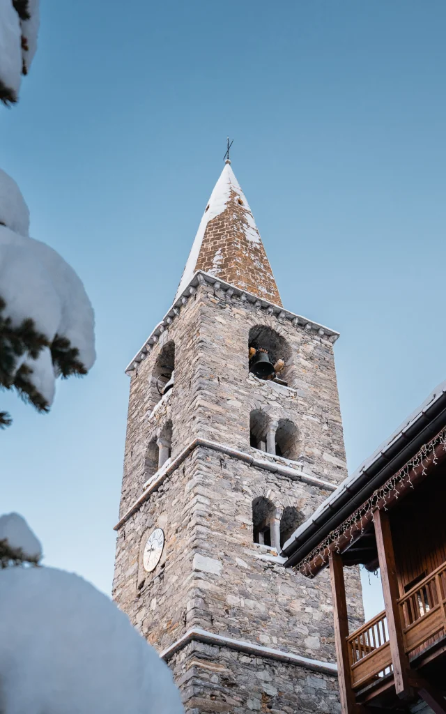 La chiesa di Val d'Isère nel cuore del villaggio in inverno
