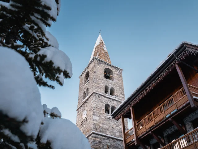 L'église de Val d'Isère au cœur du village en hiver