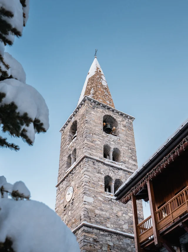 L'église de Val d'Isère au cœur du village en hiver