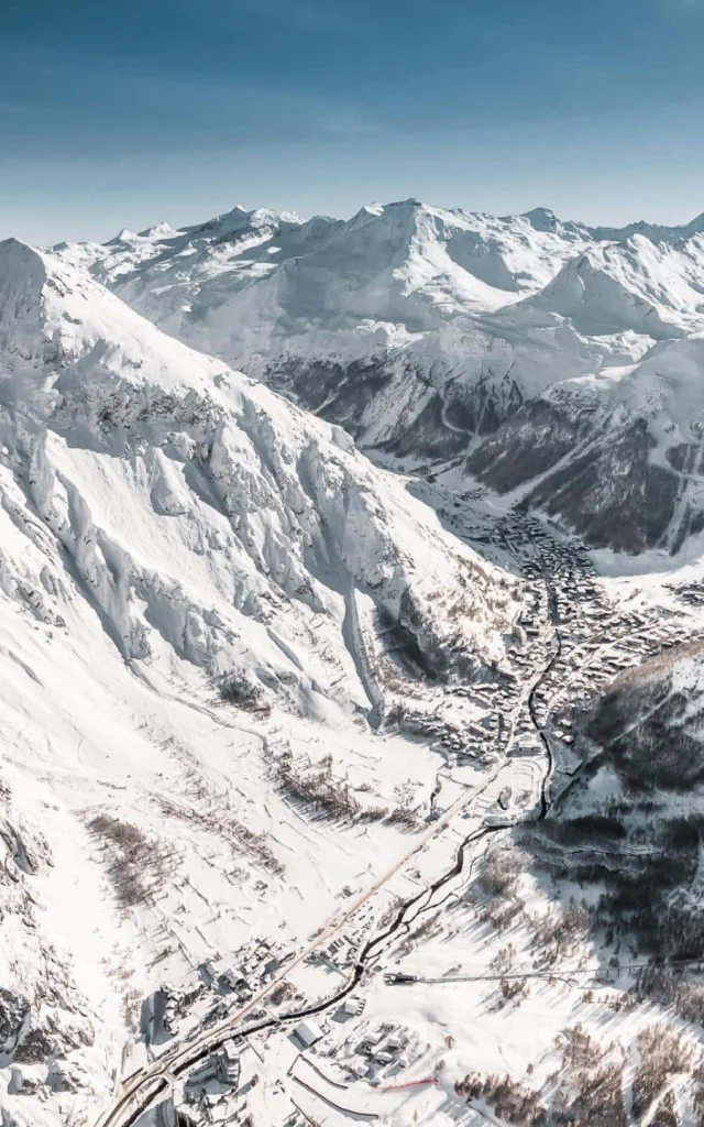 Vue drone hiver du village de Val d'Isère et ses montagnes enneigées