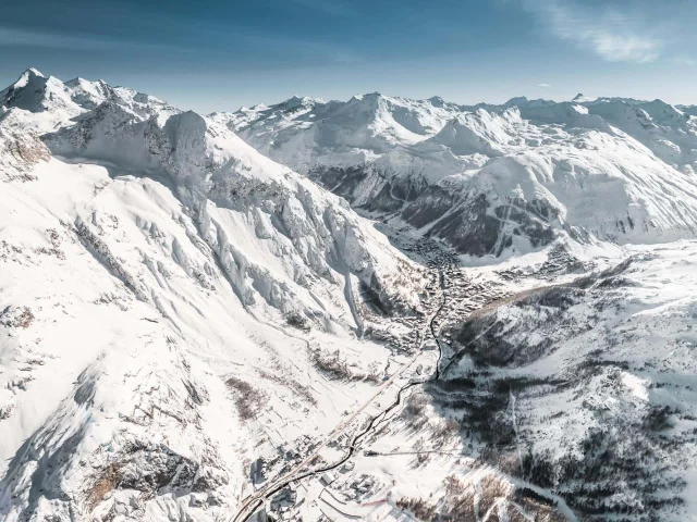 Vue drone hiver du village de Val d'Isère et ses montagnes enneigées