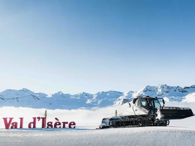 Dameuse à côté des lettres de Val d'Isère