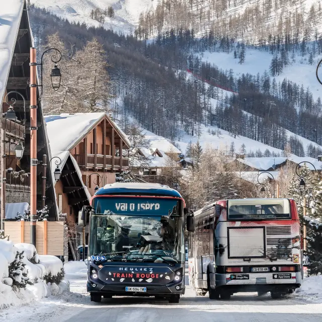 Navettes électriques de la flotte Valbus de Val d'Isère en hiver