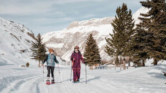 Deux amies en balade en raquettes en hiver dans la vallée du Manchet à Val d'Isère