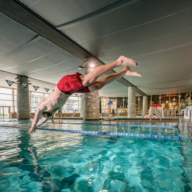 Homme qui plonge dans le bassin sportif du Centre Aquasportif de Val d'Isère